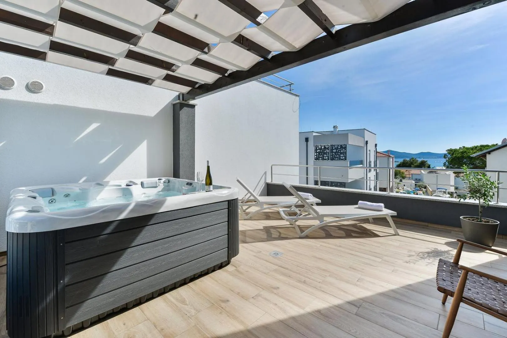 Crowonder Villa Adriana - Villa With Heated Swimming Pool, Jacuzzi And Sauna ザダル